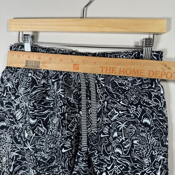 Nike Shark Mens SIZE SMALL Black Shark Icon 6.5" Volley Print Board Trunks Sport - Picture 6 of 12